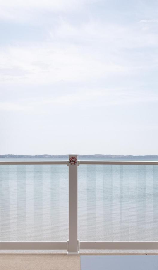 The Baywatch Resort Traverse Stadt Zimmer foto