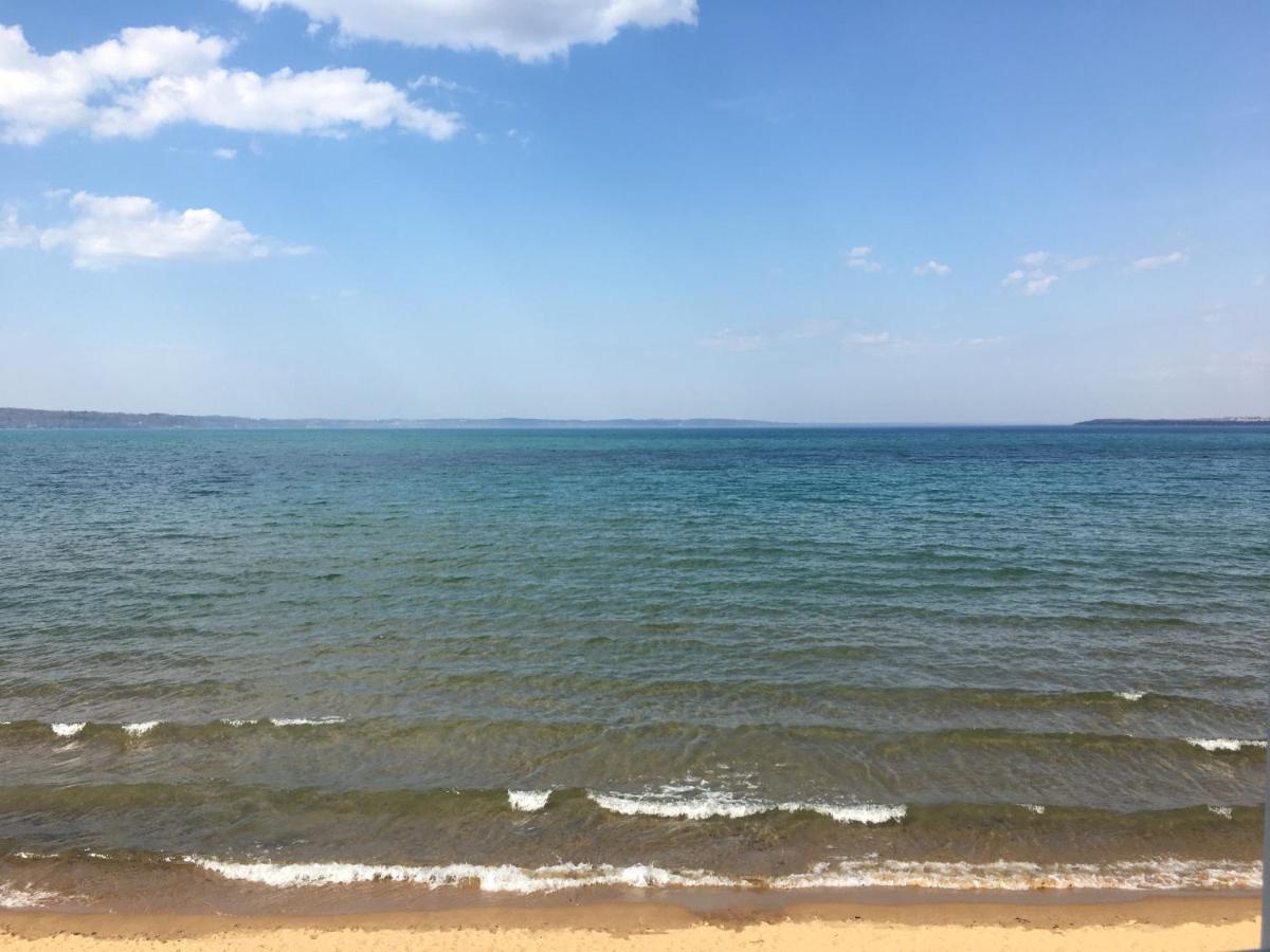 The Baywatch Resort Traverse Stadt Zimmer foto