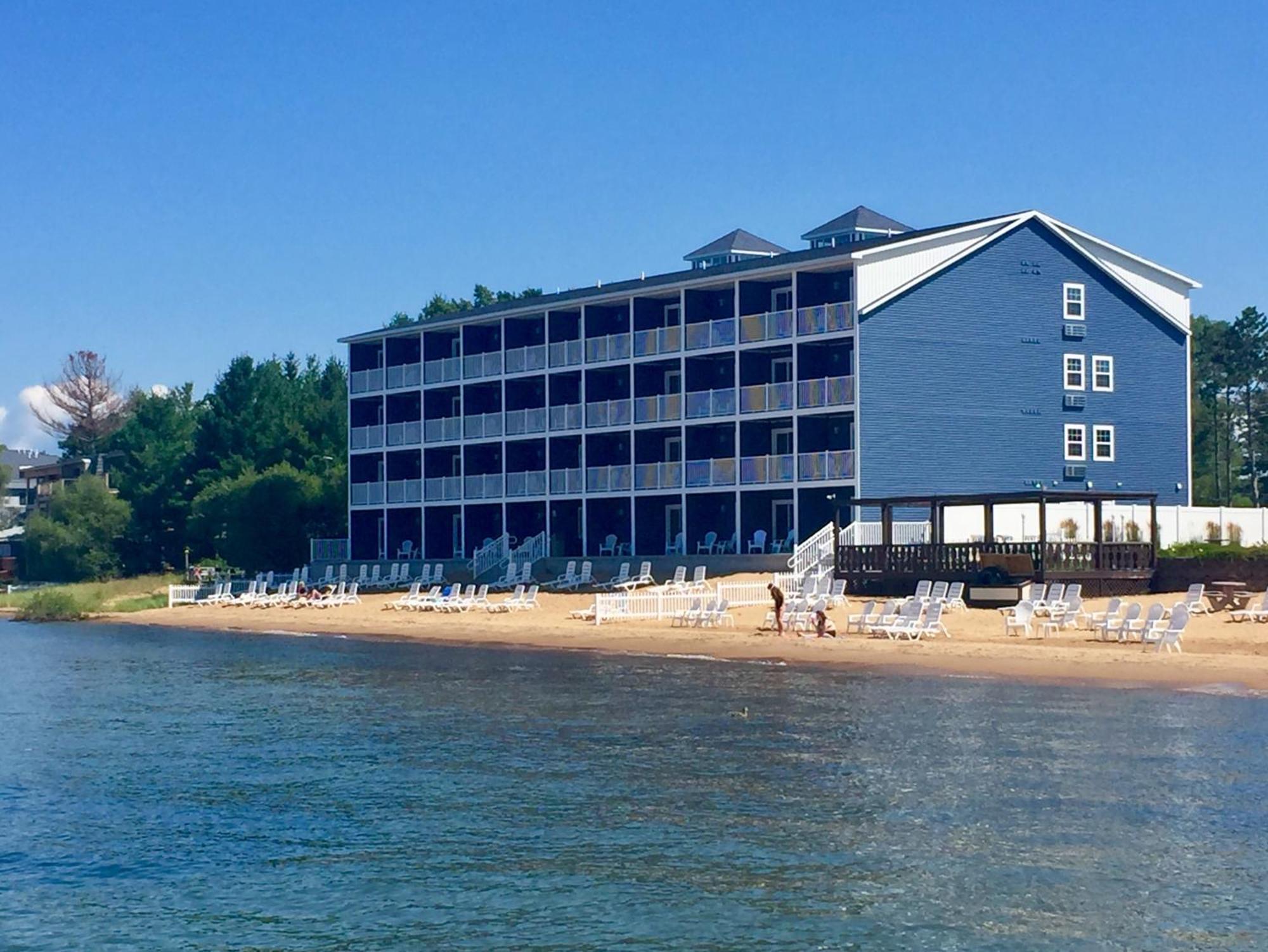 The Baywatch Resort Traverse Stadt Exterior foto