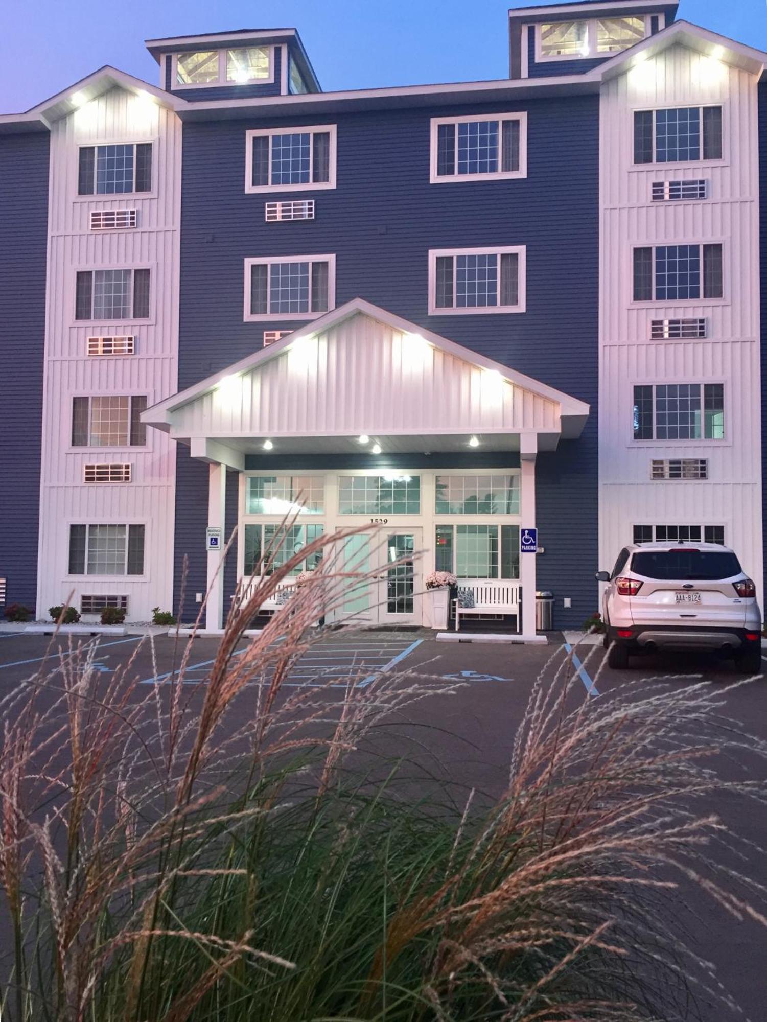 The Baywatch Resort Traverse Stadt Exterior foto