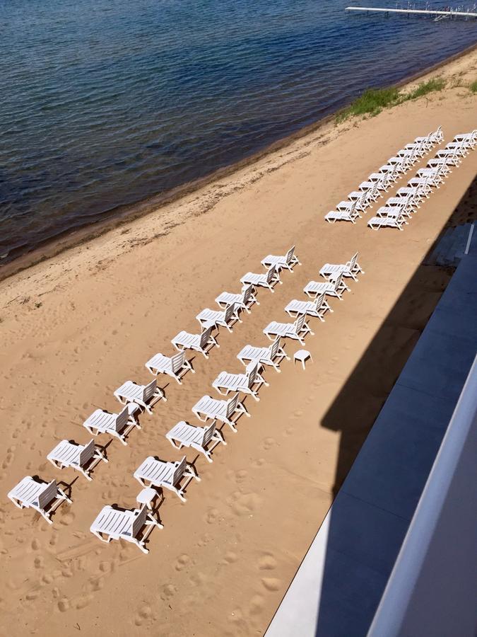 The Baywatch Resort Traverse Stadt Exterior foto